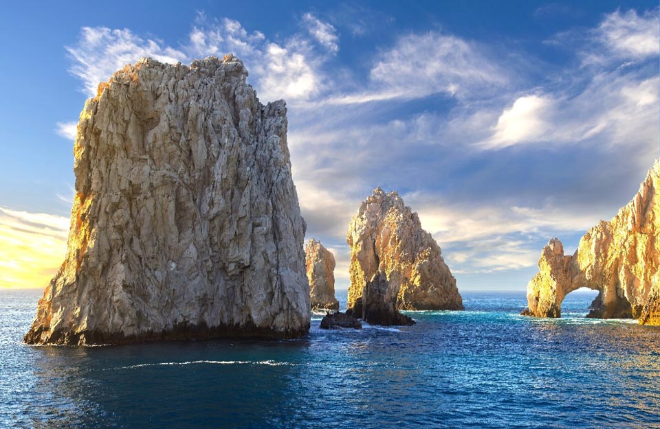 Rochers de Land's End baignés par la mer de Cortez et l'océan Pacifique à Cabo San Lucas