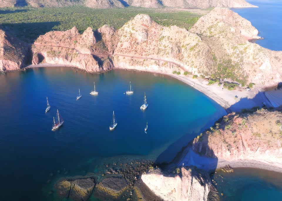 Voiliers au mouillage dans la baie de Loreto, entourée de montagnes désertiques